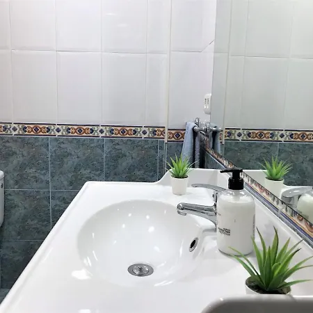 Apartamento Vistamar Primera Línea De Playa Frontal Al Mar Y Al Paseo Marítimo De *